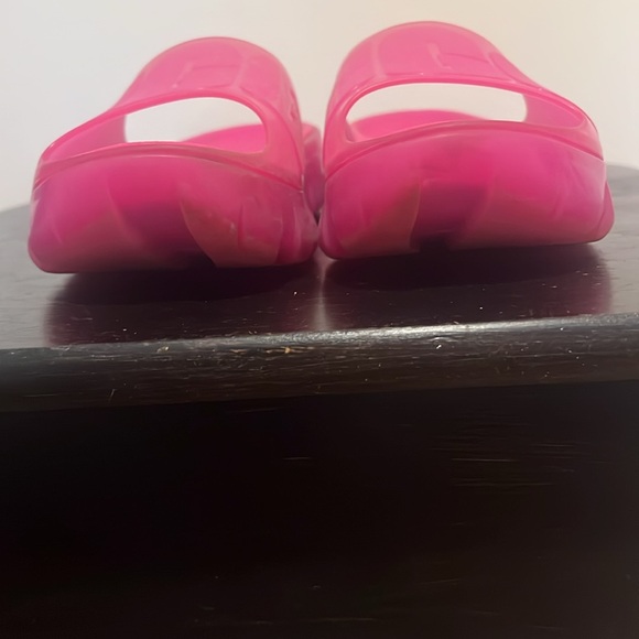 Ugg size 8 pink slides - Picture 3 of 5